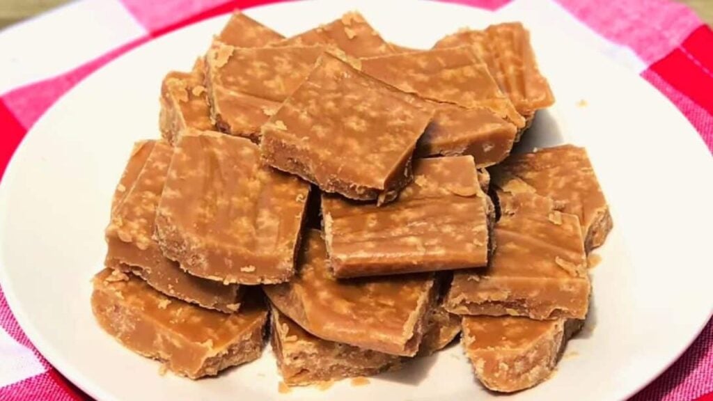 Delicious 3-Ingredient Maple Fudge, homemade and freshly served