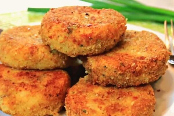 Super Easy Mashed Potato Cakes, homemade and freshly served
