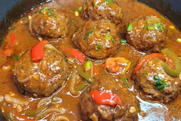 Easy Meatballs and Gravy, homemade and freshly served