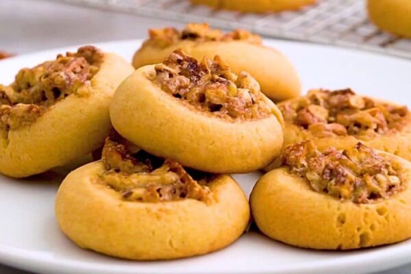 Easy Mini Pecan Pie Cookies, homemade and freshly served