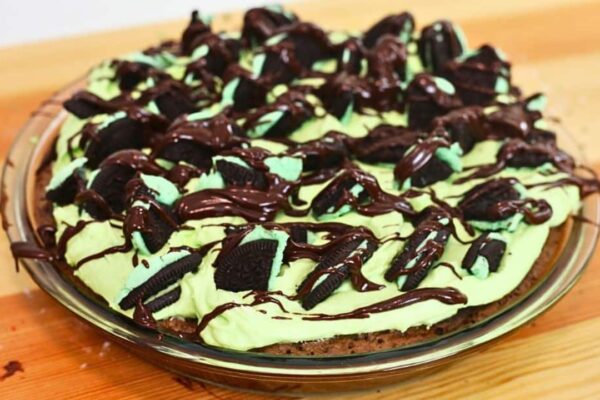 Easy-to-Make Mint Oreo Dessert Pizza, homemade and freshly served
