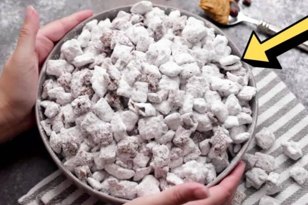 Easy 6-Ingredient Muddy Buddies, homemade and freshly served
