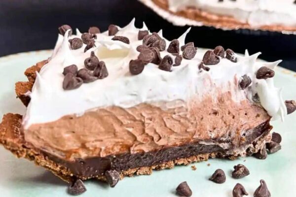 Easy No-Bake 5-Ingredient Creamy Chocolate Pie, homemade and freshly served