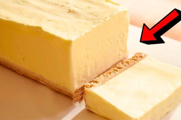 Easy 6-Ingredient Ice Cheesecake, homemade and freshly served