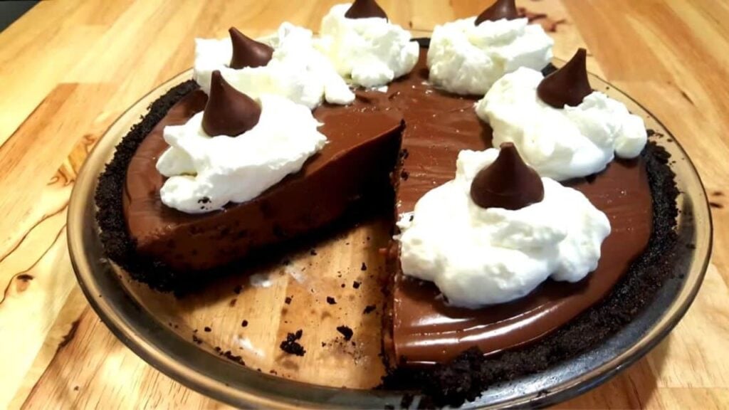 No-Bake Milk Chocolate Pudding Pie, homemade and freshly served