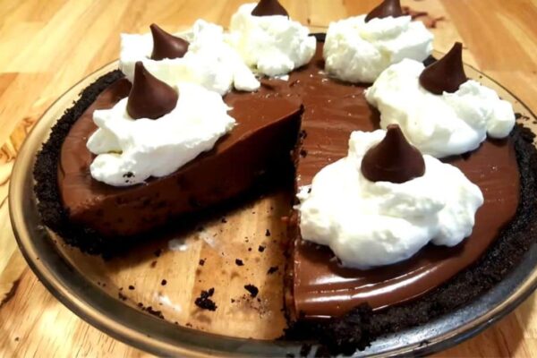 No-Bake Milk Chocolate Pudding Pie, homemade and freshly served