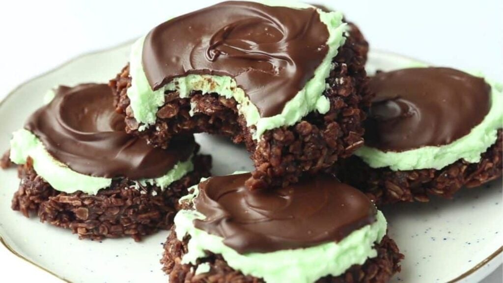 Easy No-Bake Mint Chocolate Cookies, homemade and freshly served
