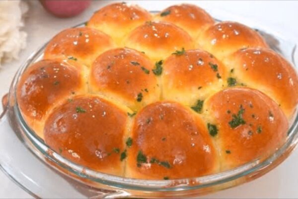 Easy 1-hour Classic Dinner Rolls, homemade and freshly served
