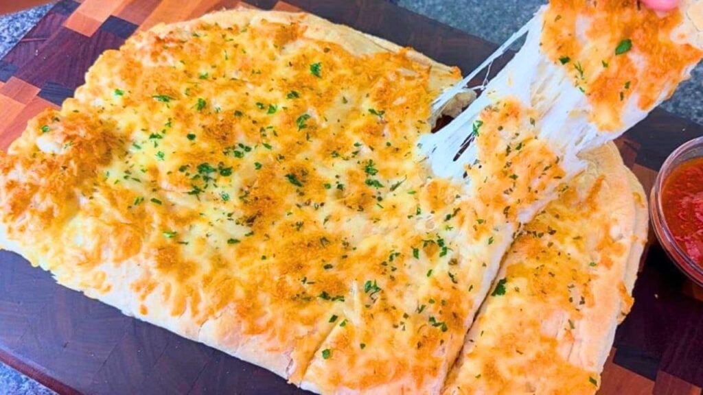 Extreme Pull-Apart Garlic Cheese Bread, homemade and freshly served