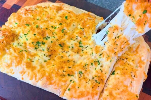 Extreme Pull-Apart Garlic Cheese Bread, homemade and freshly served