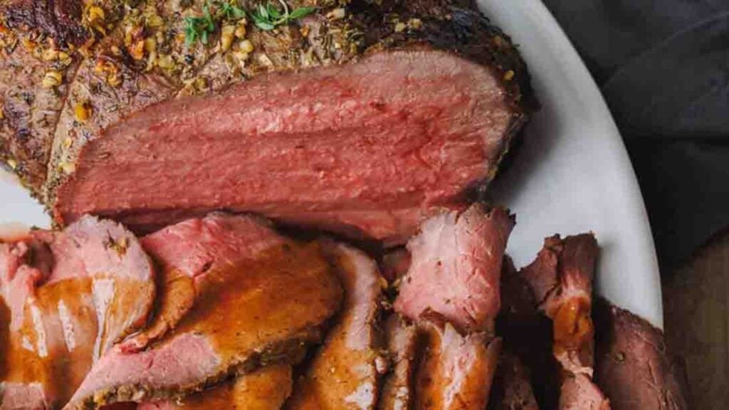 Easy Roast Beef with Beef Gravy, homemade and freshly served