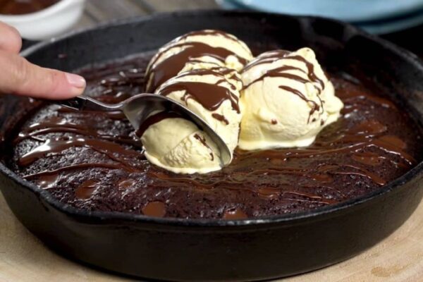 Easy Skillet Brownie, homemade and freshly served