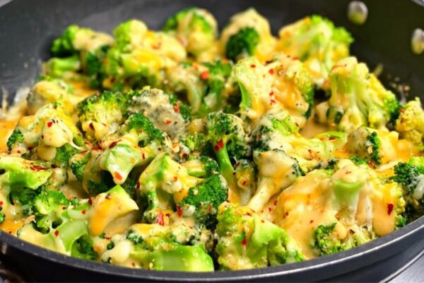 Easy Skillet Cheese And Broccoli, homemade and freshly served