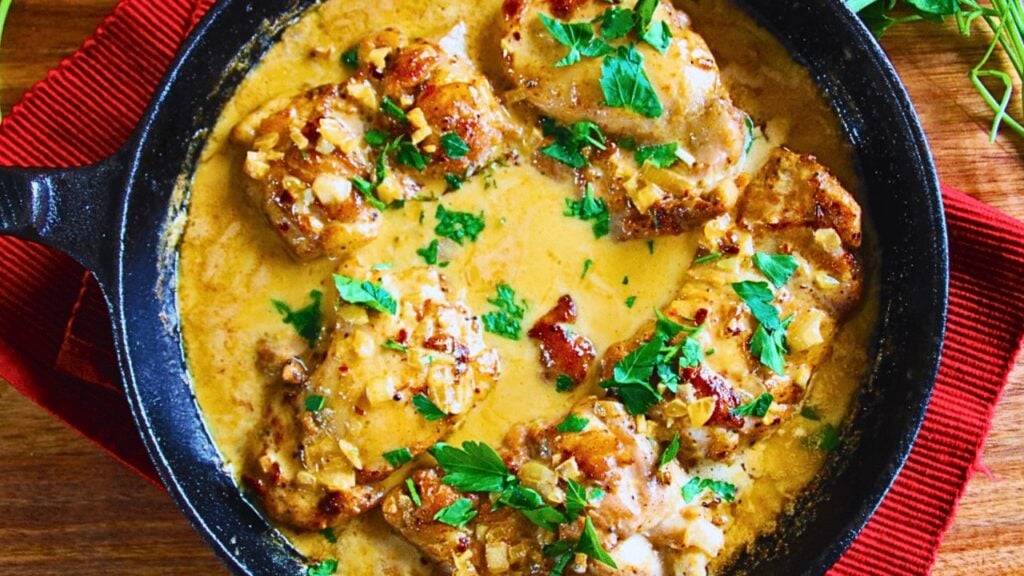 Easy Skillet Chicken Thighs, homemade and freshly served