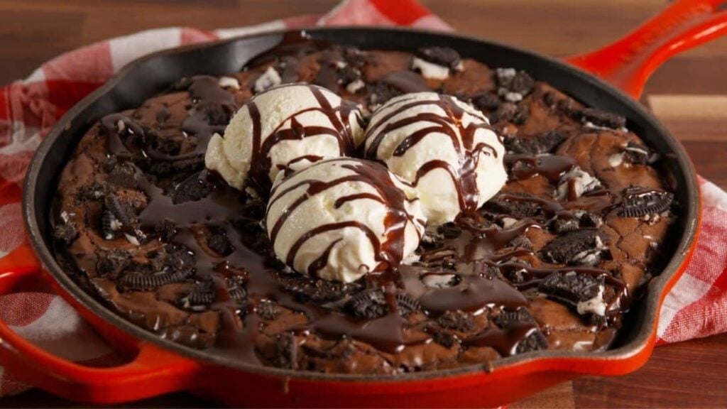 Easy-to-Make Fudgy Skillet Brownie, homemade and freshly served