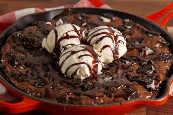 Easy-to-Make Fudgy Skillet Brownie, homemade and freshly served
