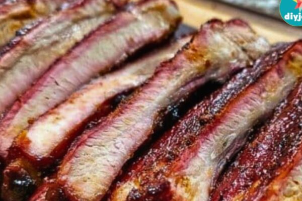 Easy Fall-Off-The-Bone Smoked BBQ Ribs, homemade and freshly served