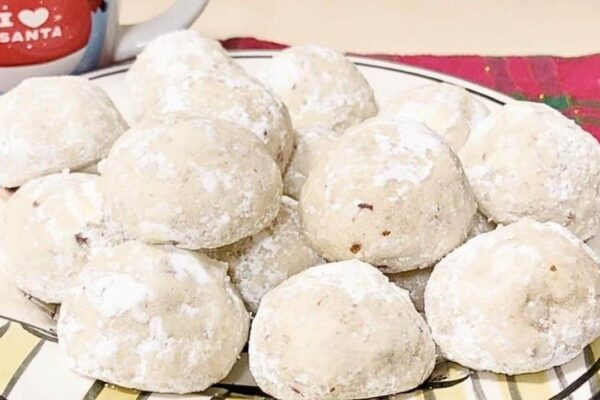 Easy Snowball Christmas Cookies, homemade and freshly served