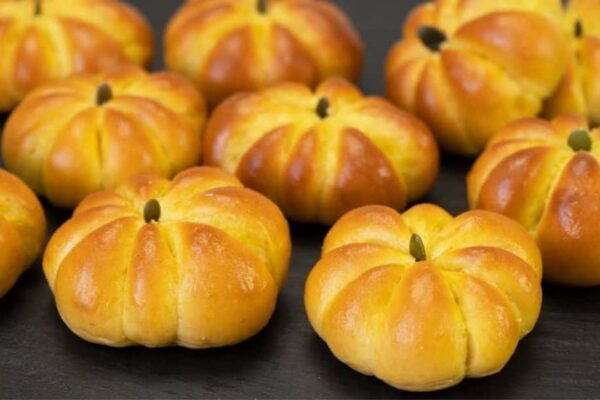Easy Soft Pumpkin Dinner Rolls, homemade and freshly served