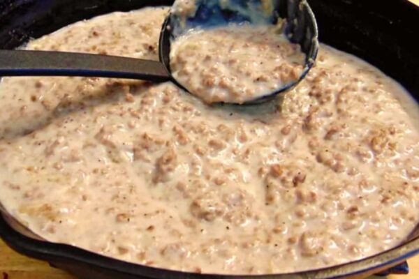 Easy SOS Hamburger Gravy, homemade and freshly served