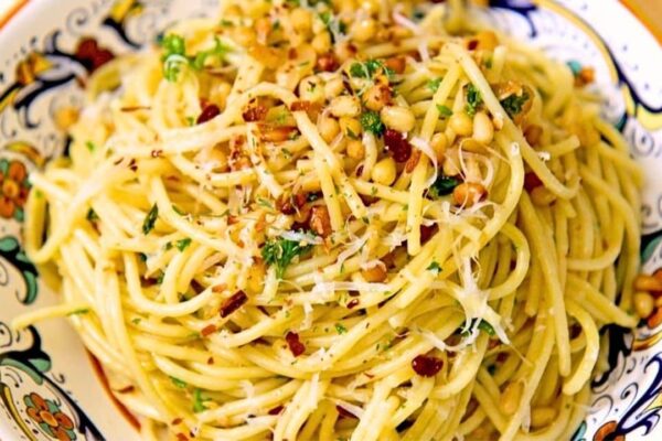 Easy 10-Minute Spaghetti Aglio e Olio, homemade and freshly served