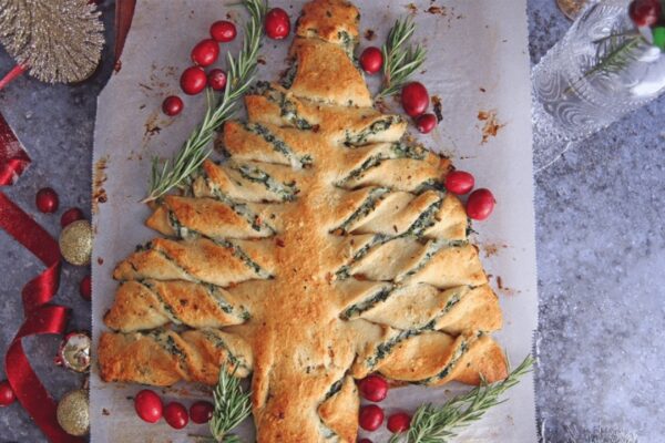 Easy Spinach Dip Christmas Tree, homemade and freshly served