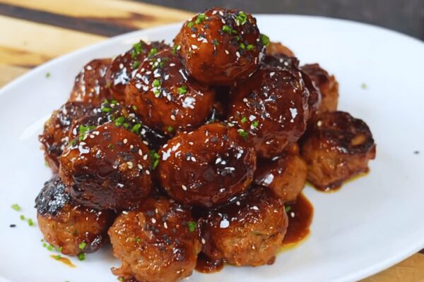 Easy Sweet & Spicy Meatballs, homemade and freshly served