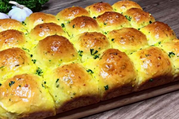 Easy No-Knead Garlic Butter Bread Rolls, homemade and freshly served