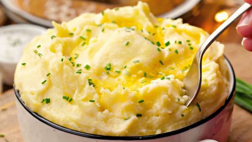 Easy And Delicious Mashed Potatoes, homemade and freshly served
