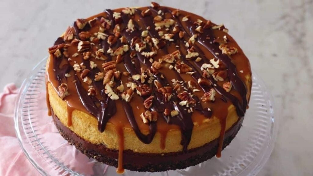 Easy Turtle Cheesecake, homemade and freshly served