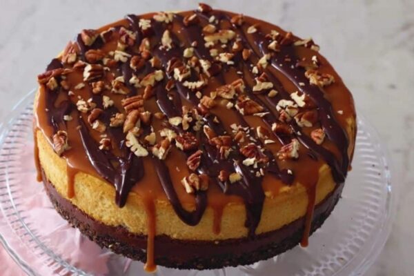 Easy Turtle Cheesecake, homemade and freshly served