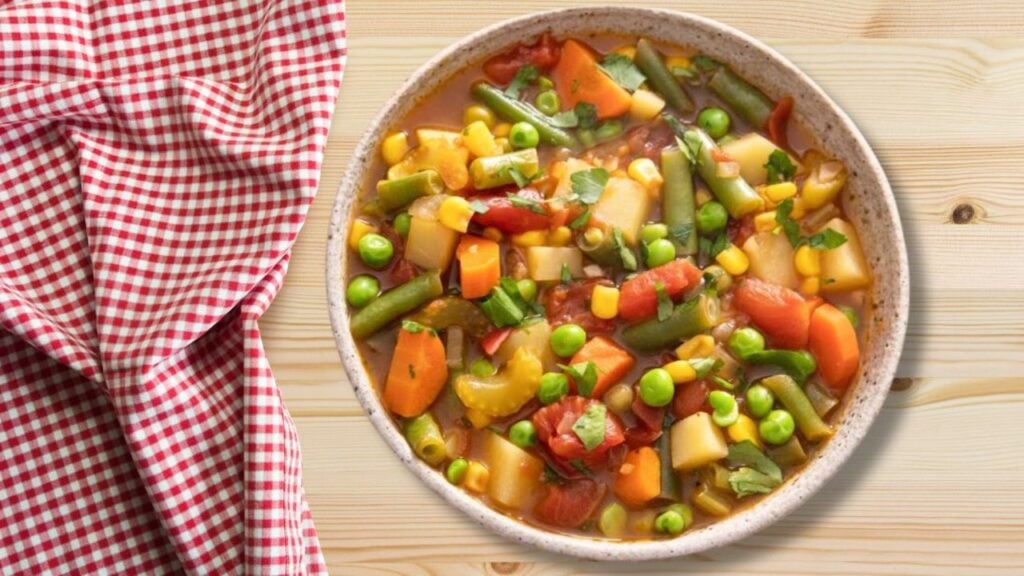 Easy Vegetable Soup, homemade and freshly served
