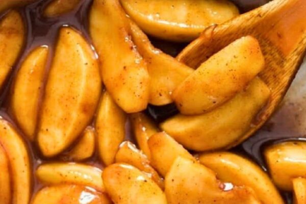 Easy Warm Cinnamon Apples, homemade and freshly served