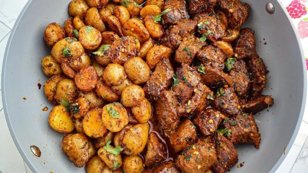 Garlic Butter Steak Bites and Crispy Potatoes, homemade and freshly served