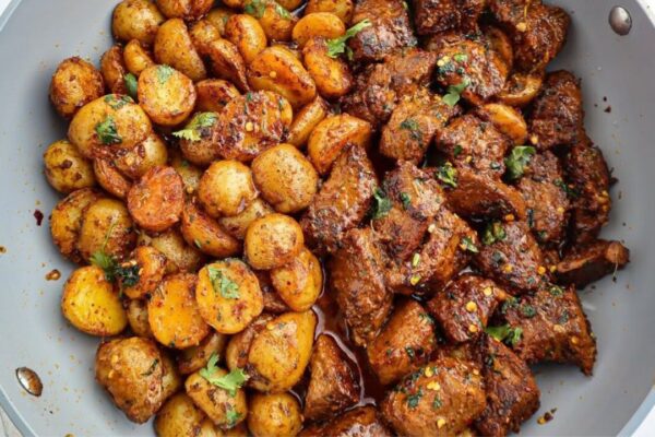 Garlic Butter Steak Bites and Crispy Potatoes, homemade and freshly served