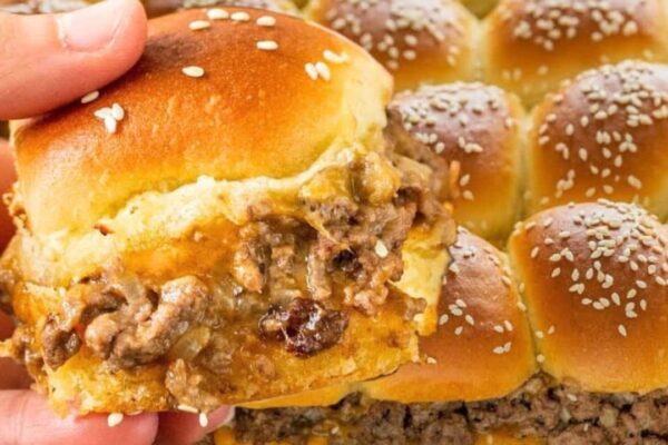 Hawaiian Roll Cheeseburger Sliders, homemade and freshly served