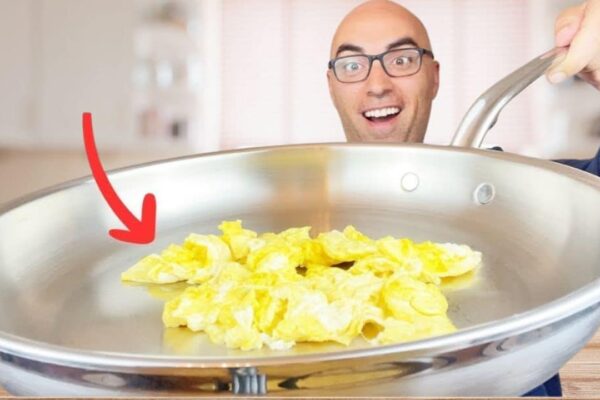 How to Cook Scrambled Eggs in a Stainless Steel Pan, homemade and freshly served