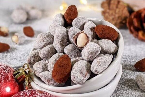 Chocolate Almonds for Christmas, homemade and freshly served