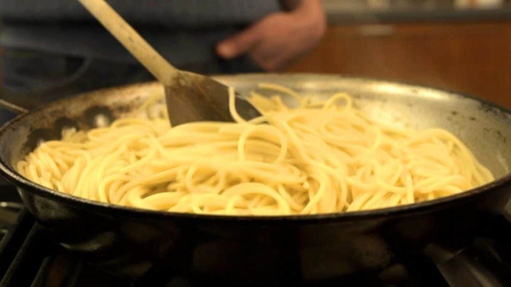 How to Quickly Cook Pasta in a Frying Pan, homemade and freshly served