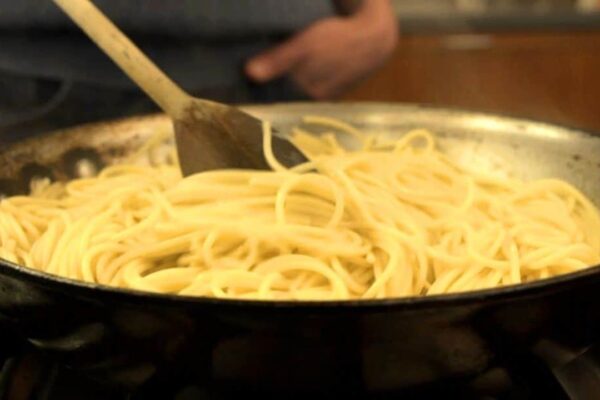 How to Quickly Cook Pasta in a Frying Pan, homemade and freshly served