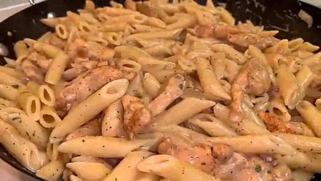 Lazy Creamy Alfredo Pasta, homemade and freshly served