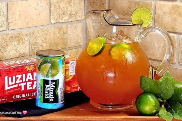 Refreshing Limeade Iced Tea, homemade and freshly served