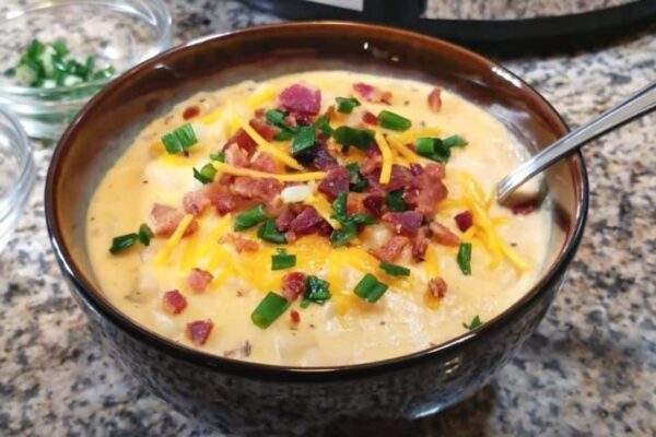 Loaded Baked Potato Soup Crockpot, homemade and freshly served