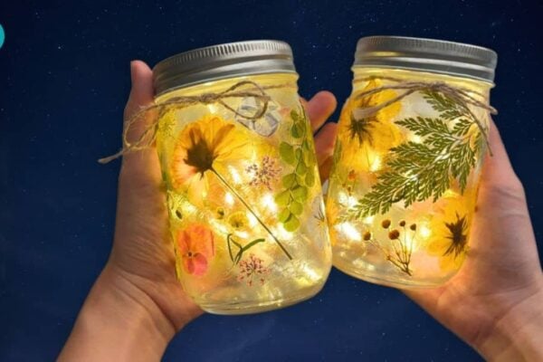 Mason Jar Fairy Lights With Pressed Flowers — easy step-by-step DIY tutorial.