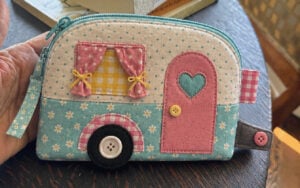 Mini Camper Zipper Bag Sewing Pattern and Tutorial - Free dowload