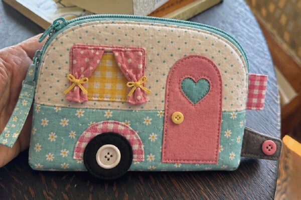 Mini Camper Zipper Bag Sewing Pattern and Tutorial - Free dowload