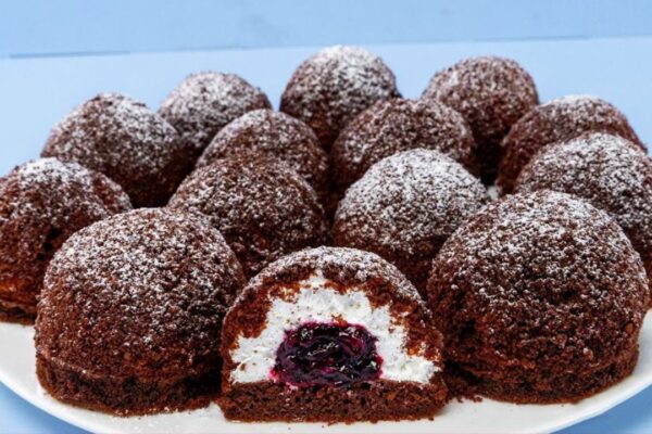 Melt-In-Your-Mouth Mini Chocolate Cake, homemade and freshly served