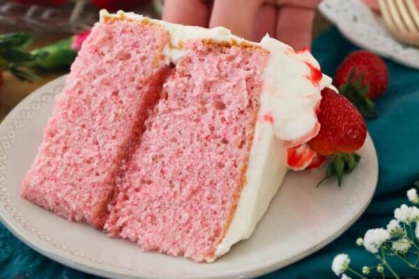 Moist and Flavorful Strawberry Cake, homemade and freshly served