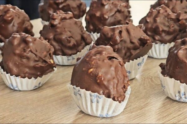 No-Bake Chocolate Balls, homemade and freshly served