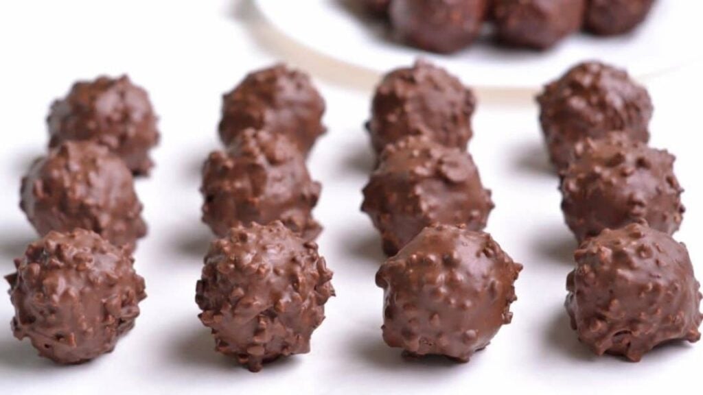 4-Ingredient No-Bake Chocolate Balls, homemade and freshly served